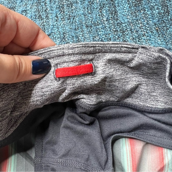 Lululemon Low Rise Speed Shorts in Alarming Ombre Vertical Stripe Size 4 - Picture 7 of 7